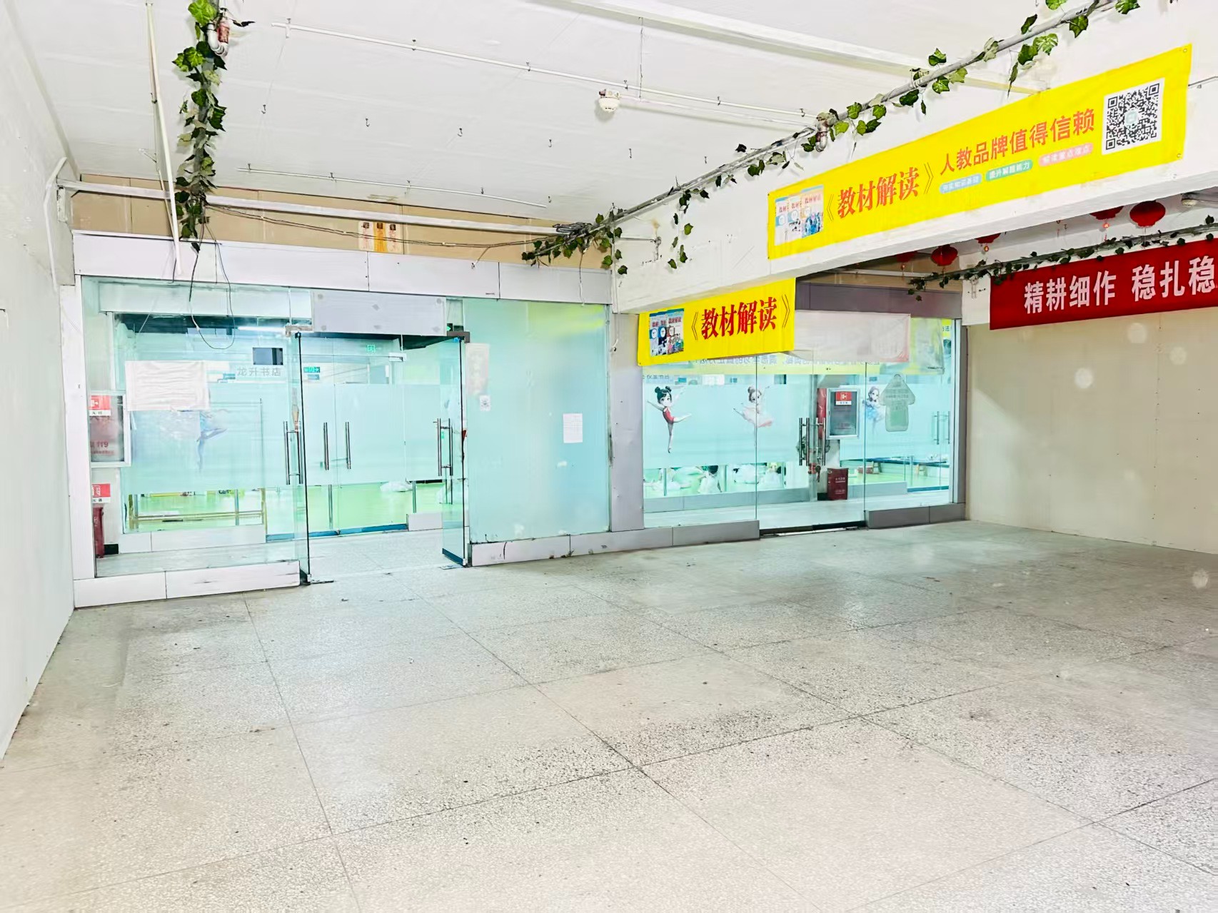 丰收巷提供写字楼、商铺、展示空间、直播间等多种面积选择，满足企业办公、研发、展示、运营等多元需求。
