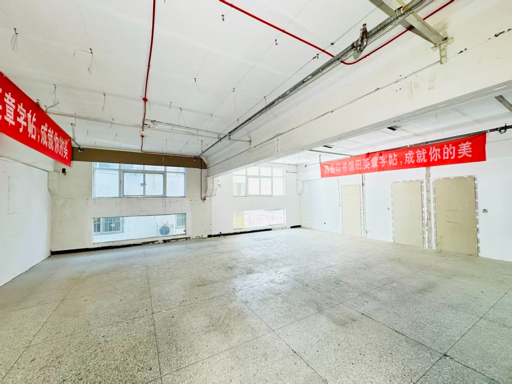 丰收巷重点吸引人工智能应用、数字经济、电商直播、智能制造服务、软件开发、科技创新企业及创业团队入驻